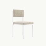Minimalistische witte stoel met lichtgrijze stoffen zitting en rugleuning, perfect voor modern interieurontwerp.