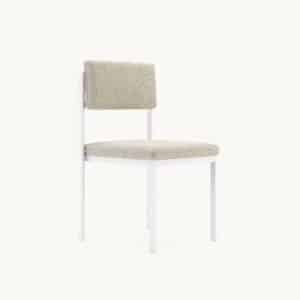 Minimalistische witte stoel met lichtgrijze stoffen zitting en rugleuning, perfect voor modern interieurontwerp.