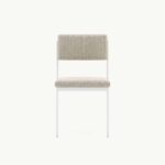 Moderne beige stoel met witte poten, minimalistisch ontwerp voor eigentijdse interieurs. Perfect voor woonkamer of kantoor.