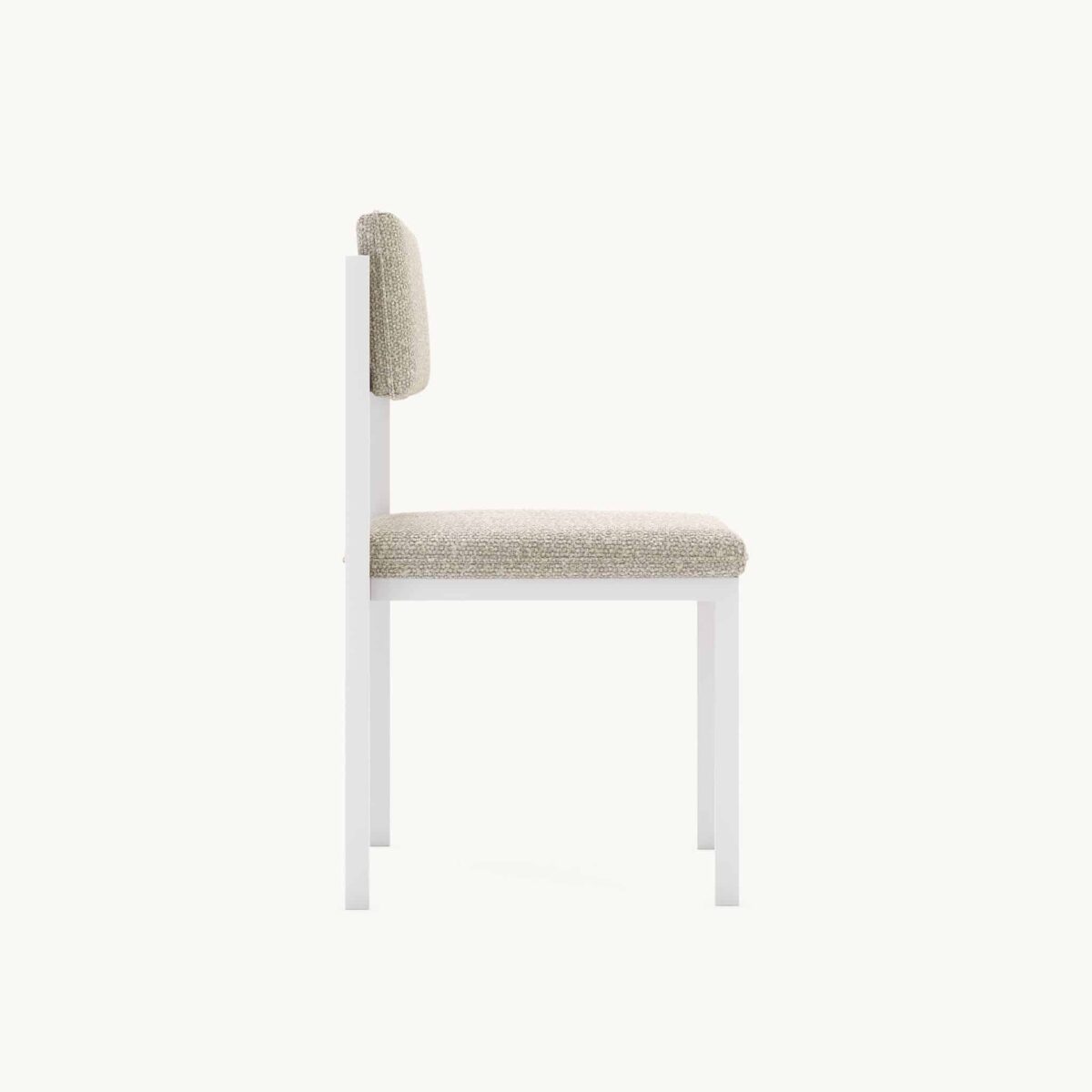 Minimalistische moderne stoel met witte houten frame en beige bekleding, zijaanzicht. Geschikt voor eigentijds interieur.