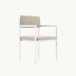 Moderne minimalistische stoel met wit frame en beige bekleding, ideaal voor eigentijdse interieurinrichting.