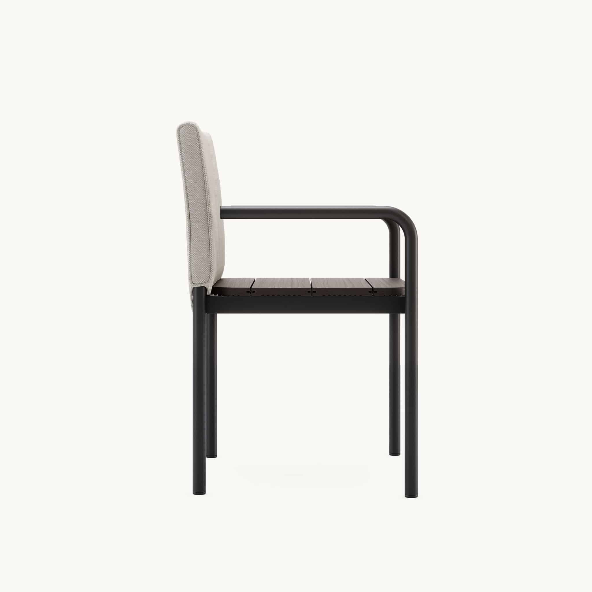 Moderne beige stoel met zwart metalen frame, zijaanzicht, minimalistisch design voor interieurinrichting.