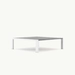 Minimalistisch vierkante salontafel met wit metalen frame en donker blad, ideaal voor moderne interieurs.