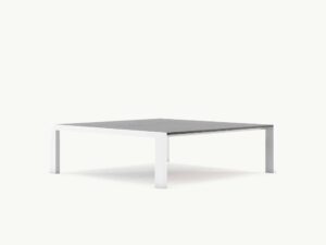 Minimalistisch vierkante salontafel met wit metalen frame en donker blad, ideaal voor moderne interieurs.