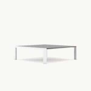 Minimalistisch vierkante salontafel met wit metalen frame en donker blad, ideaal voor moderne interieurs.