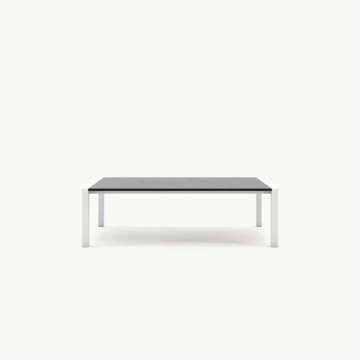 Moderne minimalistische salontafel met grijs tafelblad en witte metalen poten op een lichte achtergrond.