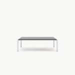 Moderne minimalistische salontafel met grijs tafelblad en witte metalen poten op een lichte achtergrond.