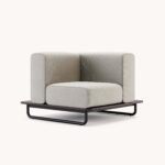 Moderne hoekbank met grijze kussens en zwarte metalen poten, ideaal voor een eigentijds interieur.