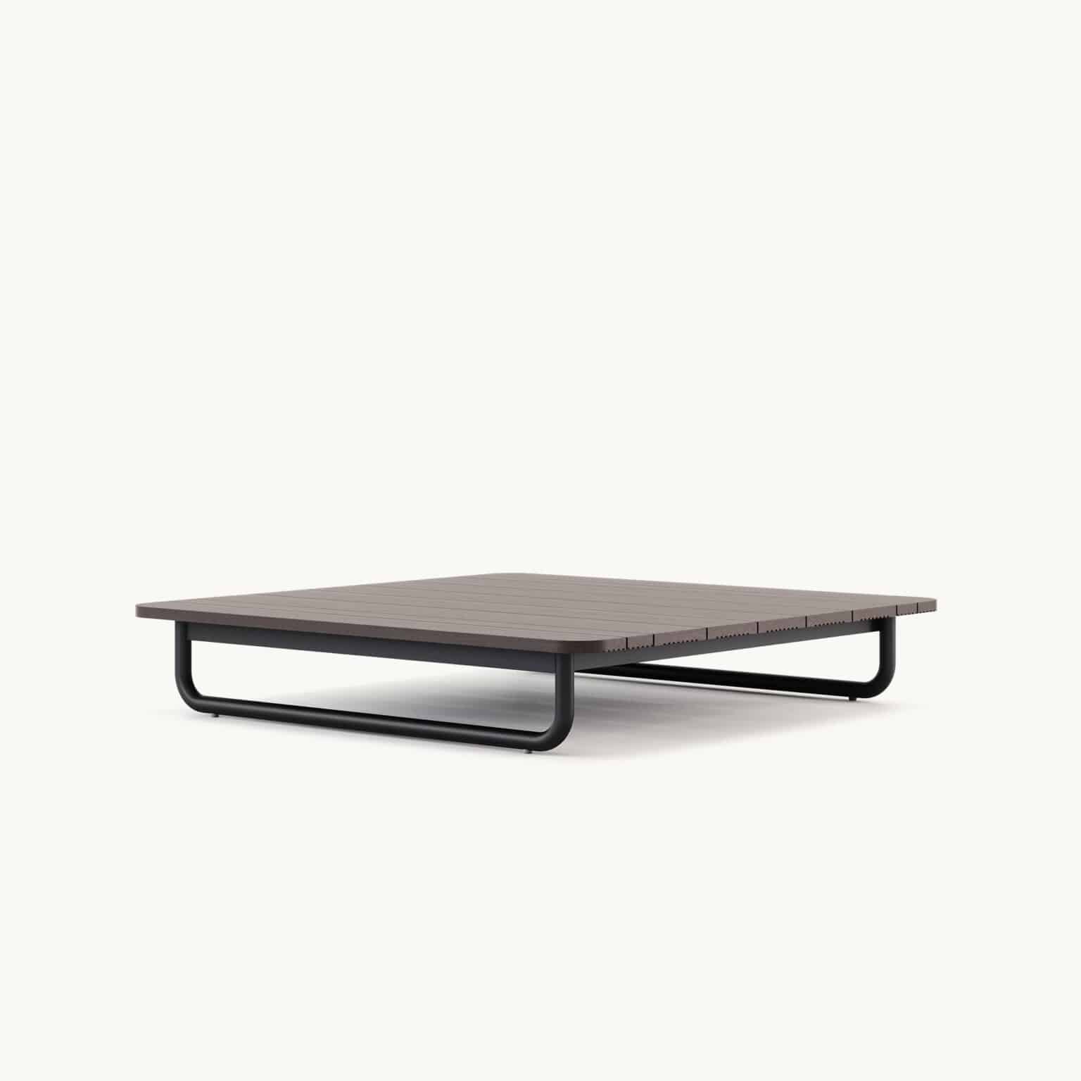 Moderne, minimalistische salontafel met houten blad en metalen onderstel, perfect voor eigentijdse woonruimtes.