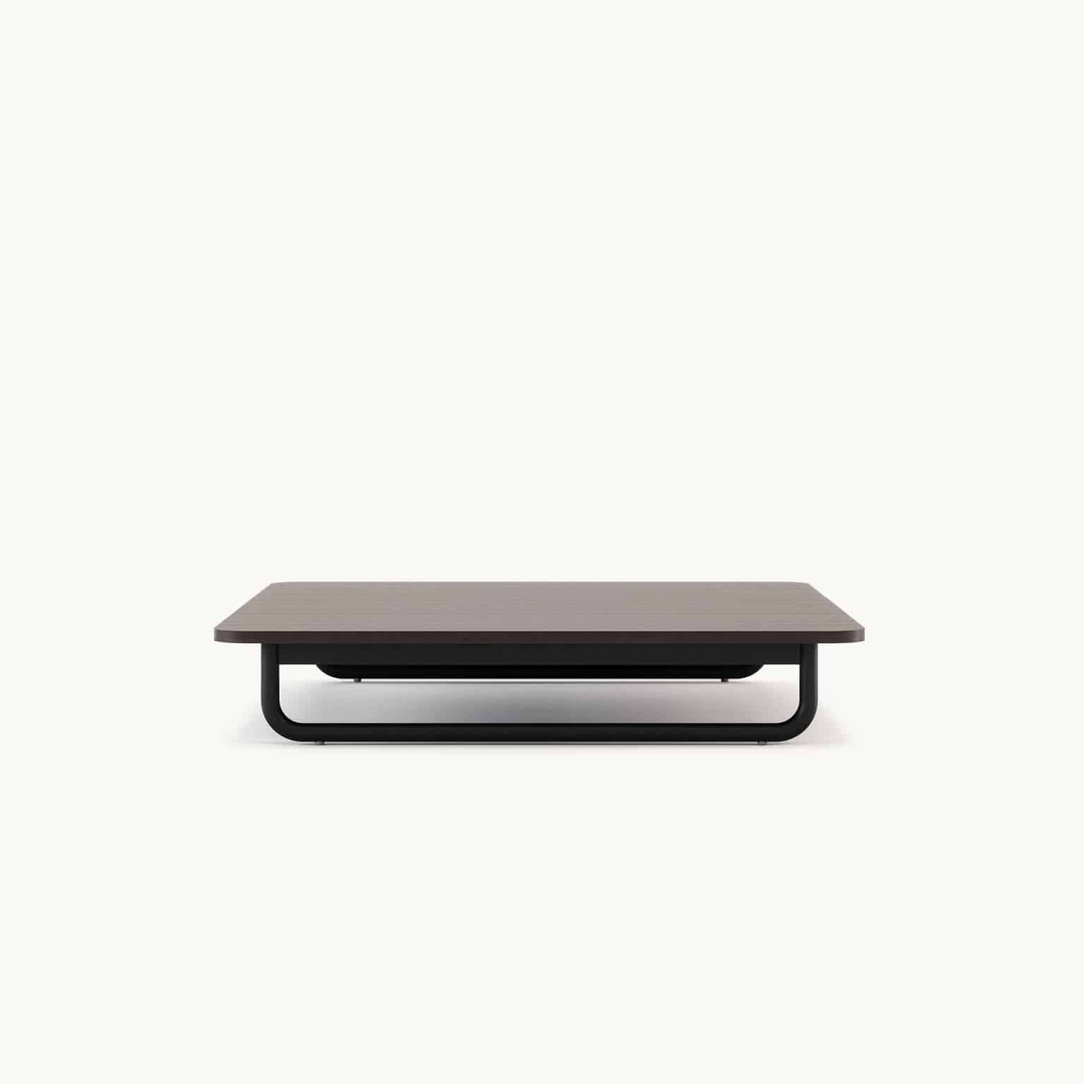Moderne salontafel met houten blad en metalen poten, minimalistisch design voor eigentijdse interieurs.