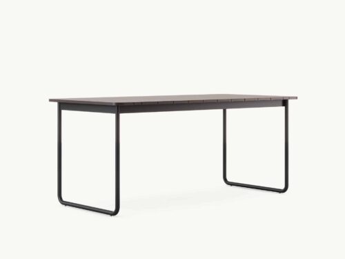 Moderne zwarte tafel met minimalistisch design en metalen U-vormige poten, perfect voor kantoor of eetkamer.