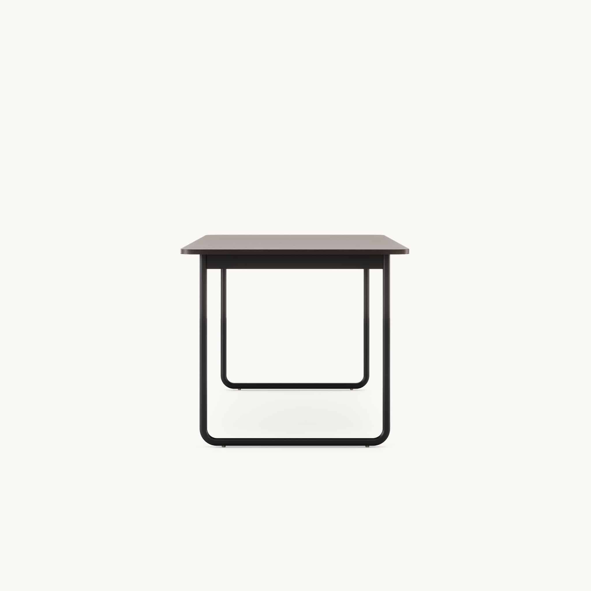 Minimalistisch zwart metalen frame bureau met houten blad, ideaal voor moderne werkruimtes en thuiskantoren.