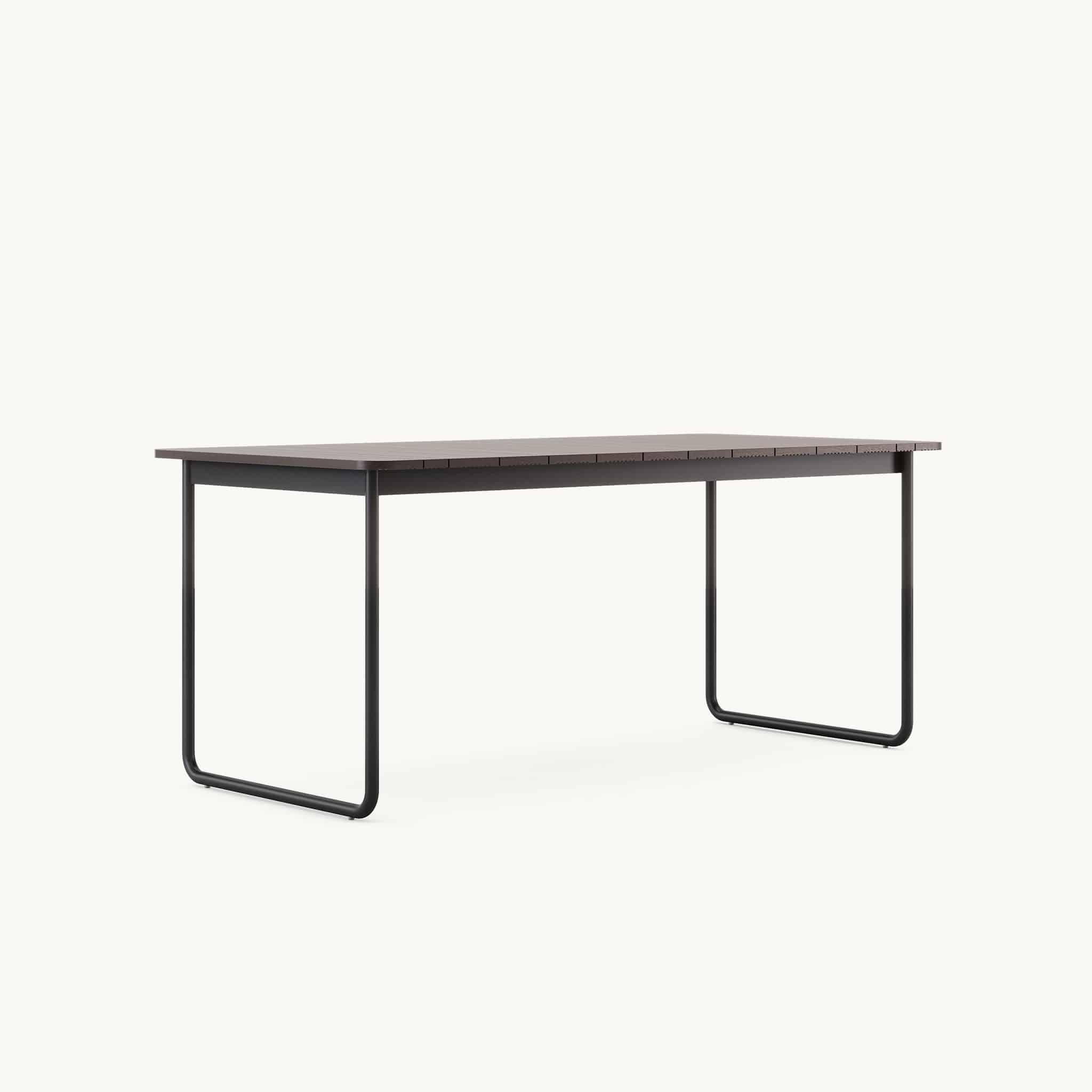 Moderne zwarte tafel met minimalistisch design en metalen U-vormige poten, perfect voor kantoor of eetkamer.