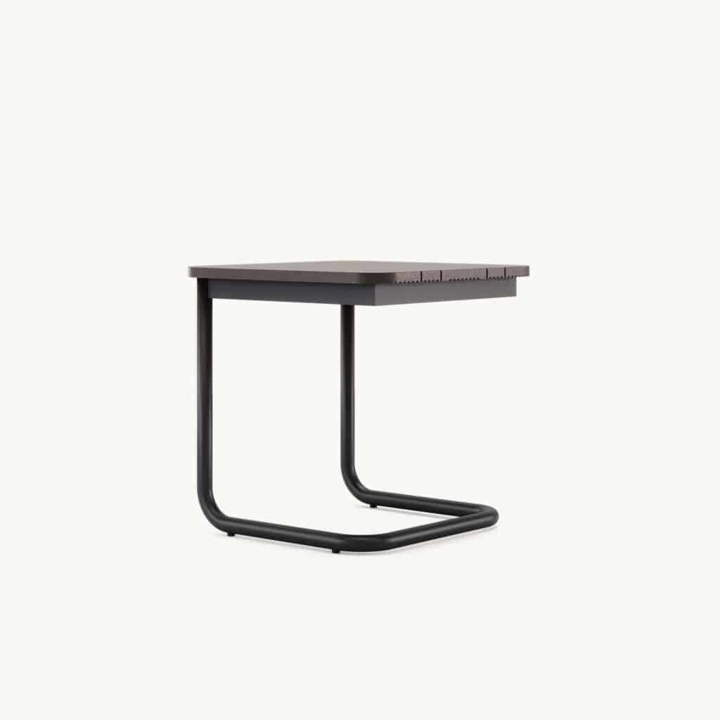 Moderne bijzettafel met minimalistisch design, metalen frame en donker houten blad, geschikt voor elk interieur.
