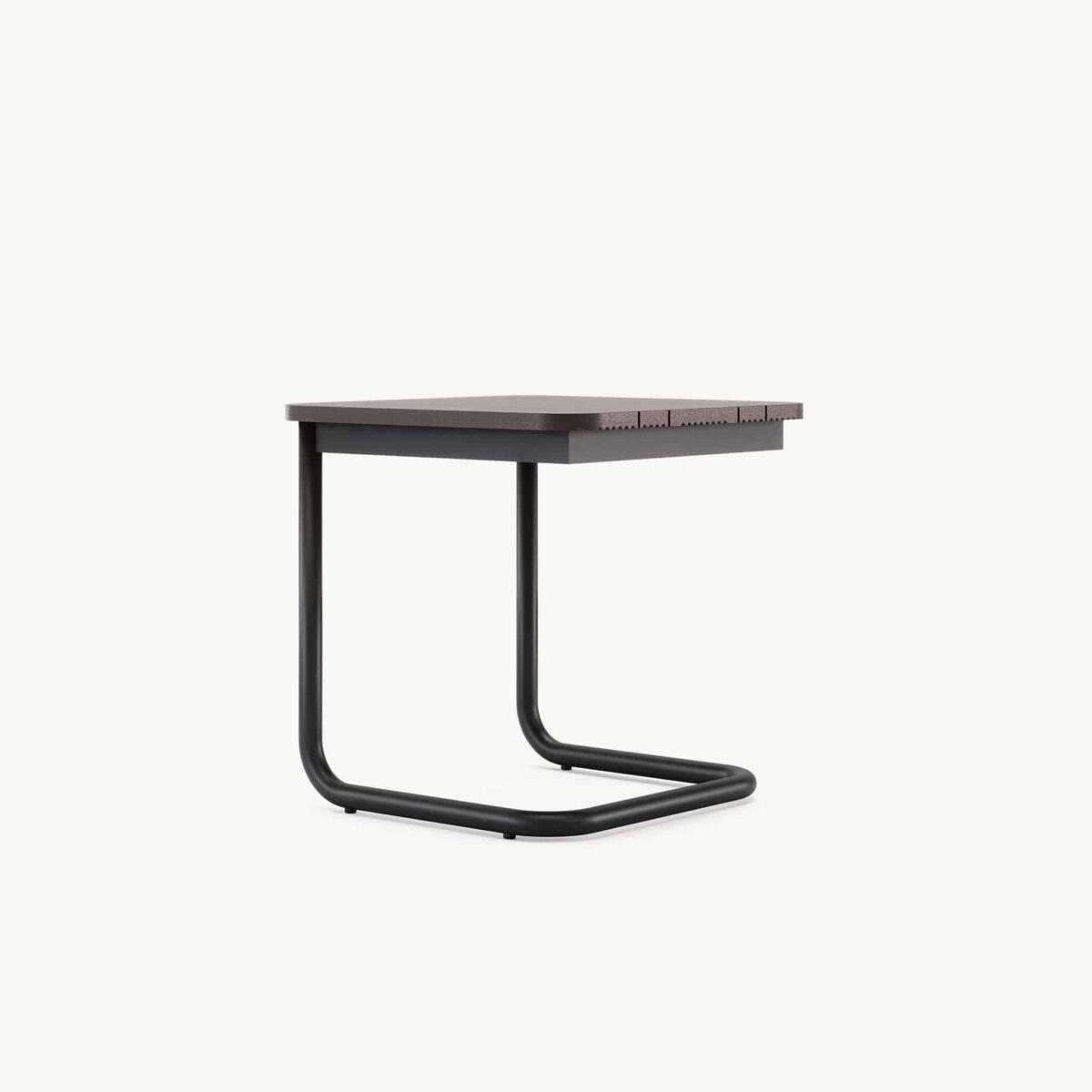 Moderne bijzettafel met minimalistisch design, metalen frame en donker houten blad, geschikt voor elk interieur.