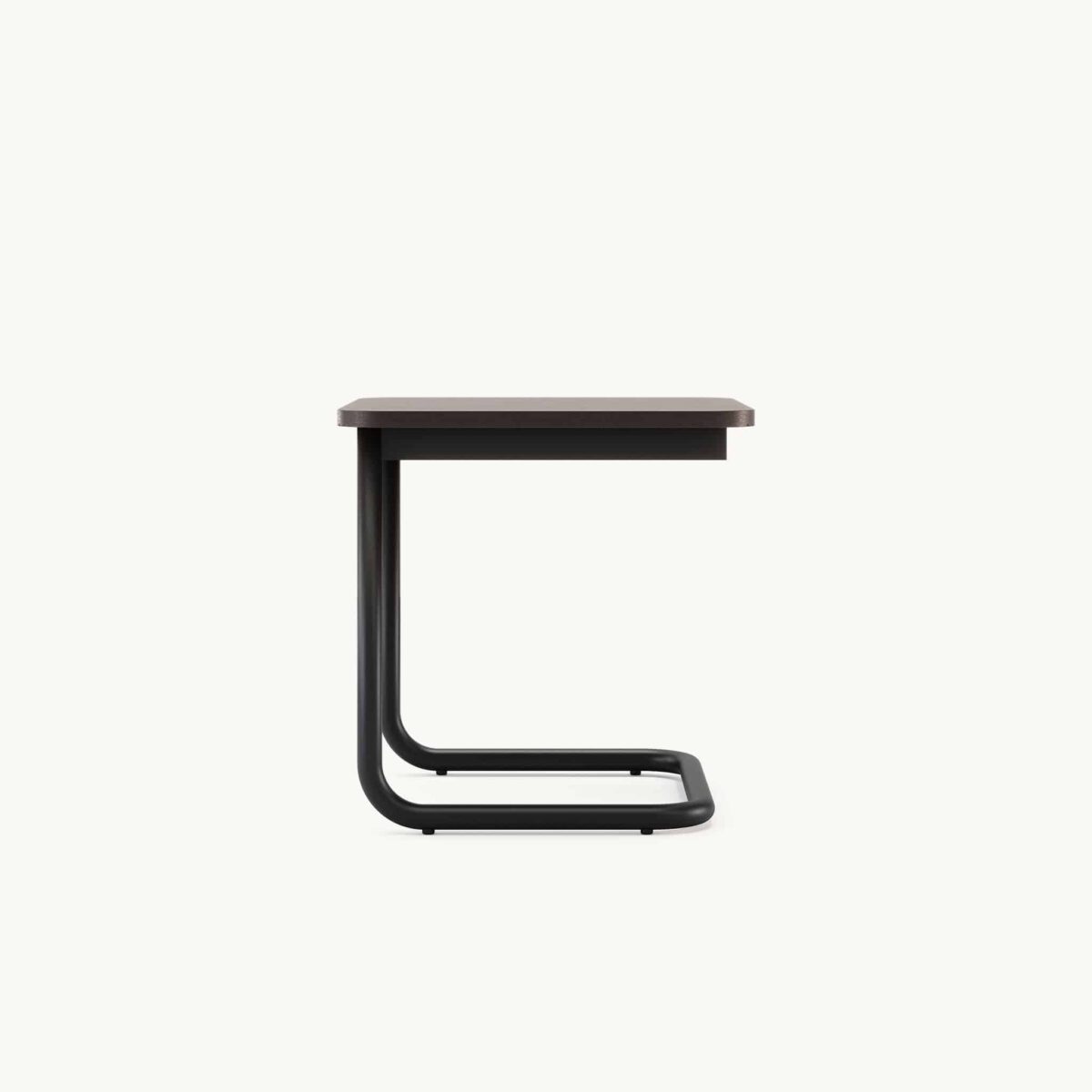 Moderne bijzettafel met zwart metalen frame en houten blad, geschikt voor eigentijds interieurdesign.