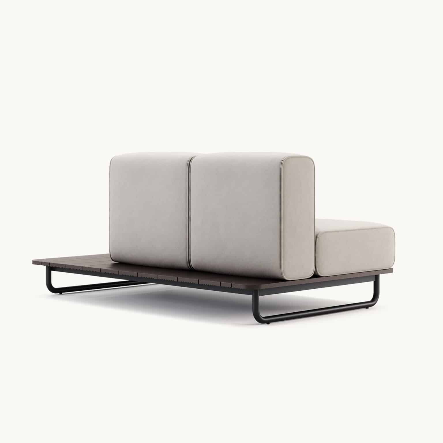 Moderne lichtgrijze modulaire bank met metalen frame, minimalistisch ontwerp, geschikt voor hedendaags interieur.
