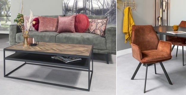 Een moderne woonkamer met een groene bank versierd met decoratieve kussens, een salontafel met visgraatmotief en een bruine leren eetkamerstoel naast een houten tafel. Een mosterdgele plaid hangt aan een haakje aan de muur.