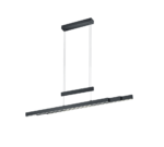 Minimalistische zwarte hanglamp met een lineair design, hangend aan een rechthoekige plafondbevestiging met twee dunne kabels. De lamp heeft een strak en modern uiterlijk, geschikt voor hedendaagse interieurs.
