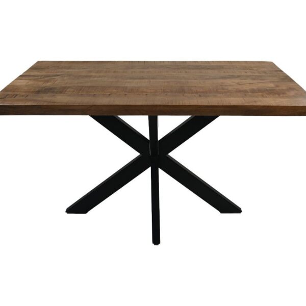 Een rechthoekige houten tafel met een dik, glad oppervlak en een stevig zwart metalen X-vormig onderstel. De tafel heeft een natuurlijke houtafwerking, wat een rustieke maar toch moderne uitstraling biedt.