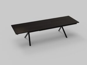 Een grote, rechthoekige zwarte tafel met een strak design en schuine poten staat gecentreerd tegen een effen grijze achtergrond. De tafel heeft een moderne, minimalistische uitstraling.