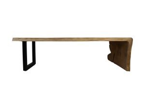 Een minimalistische houten bank met een natuurlijke rand, met een dikke plaat hout als zitting. De bank wordt ondersteund door een zwart rechthoekig metalen frame aan de ene kant en een massief houten steun aan de andere kant.