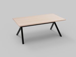 Een rechthoekige houten tafel met een lichtgekleurd oppervlak en zwarte, hoekige metalen poten. De tafel staat tegen een neutrale grijze achtergrond.