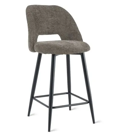 Een grijze, getextureerde barkruk met een gebogen rugleuning met een kleine opening. Het heeft vier zwarte metalen poten met een voetensteun die de voorpoten verbindt, wat een modern en strak design creëert.