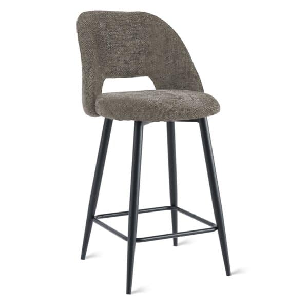 Een grijze, getextureerde barkruk met een gebogen rugleuning met een kleine opening. Het heeft vier zwarte metalen poten met een voetensteun die de voorpoten verbindt, wat een modern en strak design creëert.