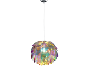 Iriserende hanglamp met gelaagde, doorschijnende, bloemblaadjesachtige stukken die aan een zilveren armatuur hangen en een kleurrijk lichtspectrum verspreiden.