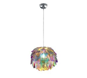 Iriserende hanglamp met gelaagde, doorschijnende, bloemblaadjesachtige stukken die aan een zilveren armatuur hangen en een kleurrijk lichtspectrum verspreiden.
