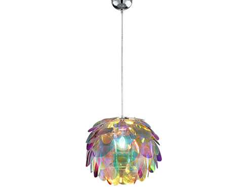 Iriserende hanglamp met gelaagde, doorschijnende, bloemblaadjesachtige stukken die aan een zilveren armatuur hangen en een kleurrijk lichtspectrum verspreiden.