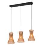 Drie hangende hanglampen met kegelvormige rieten kappen, opgehangen aan een zwarte rechthoekige houder. Elke lamp is verlicht en straalt een warme gloed uit tegen het geweven materiaal.