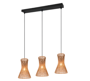 Drie gevlochten rotan hanglampen hangen aan een zwarte rechthoekige basis, elk met een warm gloeiende lamp erin. De hanglampen zijn gelijkmatig verdeeld en hangen aan zwarte snoeren, wat een modern en gezellig lichtontwerp creëert.