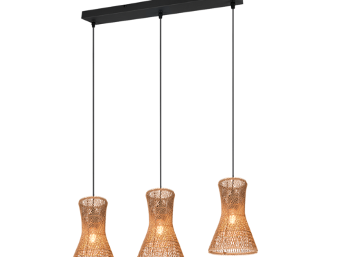 Drie gevlochten rotan hanglampen hangen aan een zwarte rechthoekige basis, elk met een warm gloeiende lamp erin. De hanglampen zijn gelijkmatig verdeeld en hangen aan zwarte snoeren, wat een modern en gezellig lichtontwerp creëert.