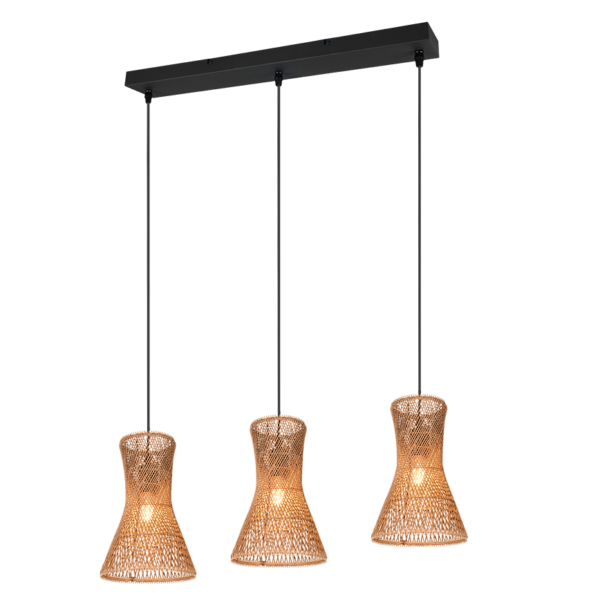 Drie hangende hanglampen met kegelvormige rieten kappen, opgehangen aan een zwarte rechthoekige houder. Elke lamp is verlicht en straalt een warme gloed uit tegen het geweven materiaal.
