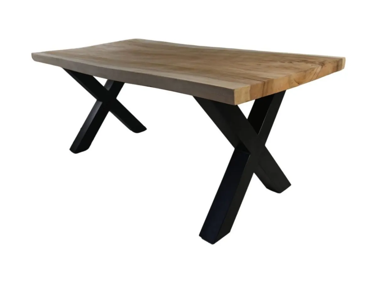 Een houten tafel met een natuurlijk, glad oppervlak en een live edge design. Het heeft zwarte metalen X-vormige poten, wat een moderne en rustieke esthetiek biedt. De tafel is gefotografeerd tegen een effen witte achtergrond.