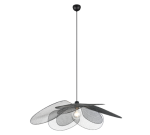 Een moderne plafondventilator met drie strakke, gebogen metalen bladen en een centrale zichtbare gloeilamp. De ventilator hangt aan een rechte, zwarte stang.