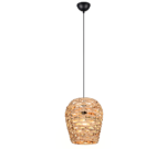 Een geweven rotan hanglamp met een zwart snoer en plafondarmatuur, die warm licht uitstraalt. Het mandachtige ontwerp van de lamp creëert een gestructureerde, gezellige gloed.