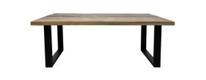 Een rechthoekige houten tafel met een lichtgekleurd blad en zwarte metalen poten. De tafel is van een lage hoek gezien tegen een witte achtergrond.