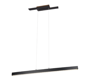 Minimalistische zwarte hanglamp met een dunne, langwerpige horizontale balk die aan twee slanke staven aan een bijpassende rechthoekige plafondbevestiging hangt. De lamp heeft een strak en modern design.