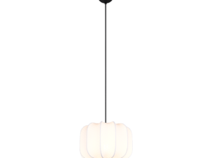Een moderne hanglamp met een witte, licht klokvormige kap en een zwarte plafondbevestiging. Hij hangt aan een zwart snoer en werpt een zachte gloed.