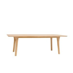 Een minimalistische houten tafel met een glad rechthoekig blad en taps toelopende poten. De natuurlijke houtnerf van de tafel is zichtbaar, wat hem een elegant en eenvoudig ontwerp geeft. De achtergrond is wit, wat het vakmanschap van de tafel benadrukt.