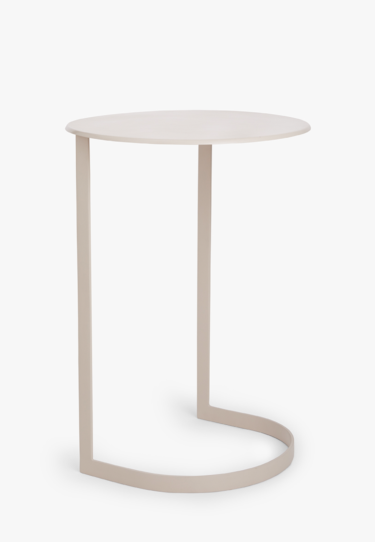 Minimalistisch bijzettafeltje met een rond, lichtgekleurd blad en een C-vormig onderstel, tegen een witte achtergrond.