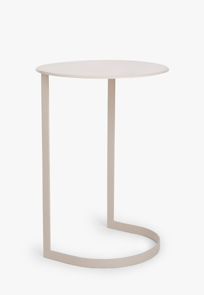 Minimalistisch bijzettafeltje met een rond, lichtgekleurd blad en een C-vormig onderstel, tegen een witte achtergrond.