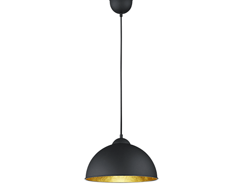 Een moderne hanglamp met een zwarte koepelvormige kap en een gouden binnenkant. Hij hangt aan een zwart snoer en plafondbevestiging, en werpt een warme gloed.