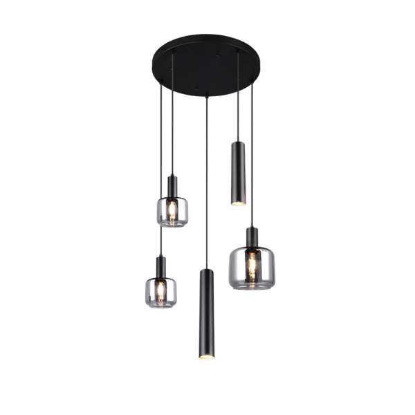 Moderne plafondhanglamp met een ronde zwarte basis en vijf hanglampen op verschillende hoogtes. Drie lampen hebben heldere cilindervormige glazen kappen, terwijl twee strakke zwarte cilinders zijn. Elke lamp bevat een zichtbare gloeilamp.