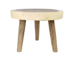 Een eenvoudige, ronde houten kruk met drie stevige poten. De zitting is glad en lichtgekleurd, met een natuurlijke houtnerf. De poten lopen licht taps toe, waardoor de kruk een rustieke en minimalistische uitstraling krijgt.