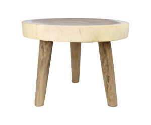 Een eenvoudige, ronde houten kruk met drie stevige poten. De zitting is glad en lichtgekleurd, met een natuurlijke houtnerf. De poten lopen licht taps toe, waardoor de kruk een rustieke en minimalistische uitstraling krijgt.