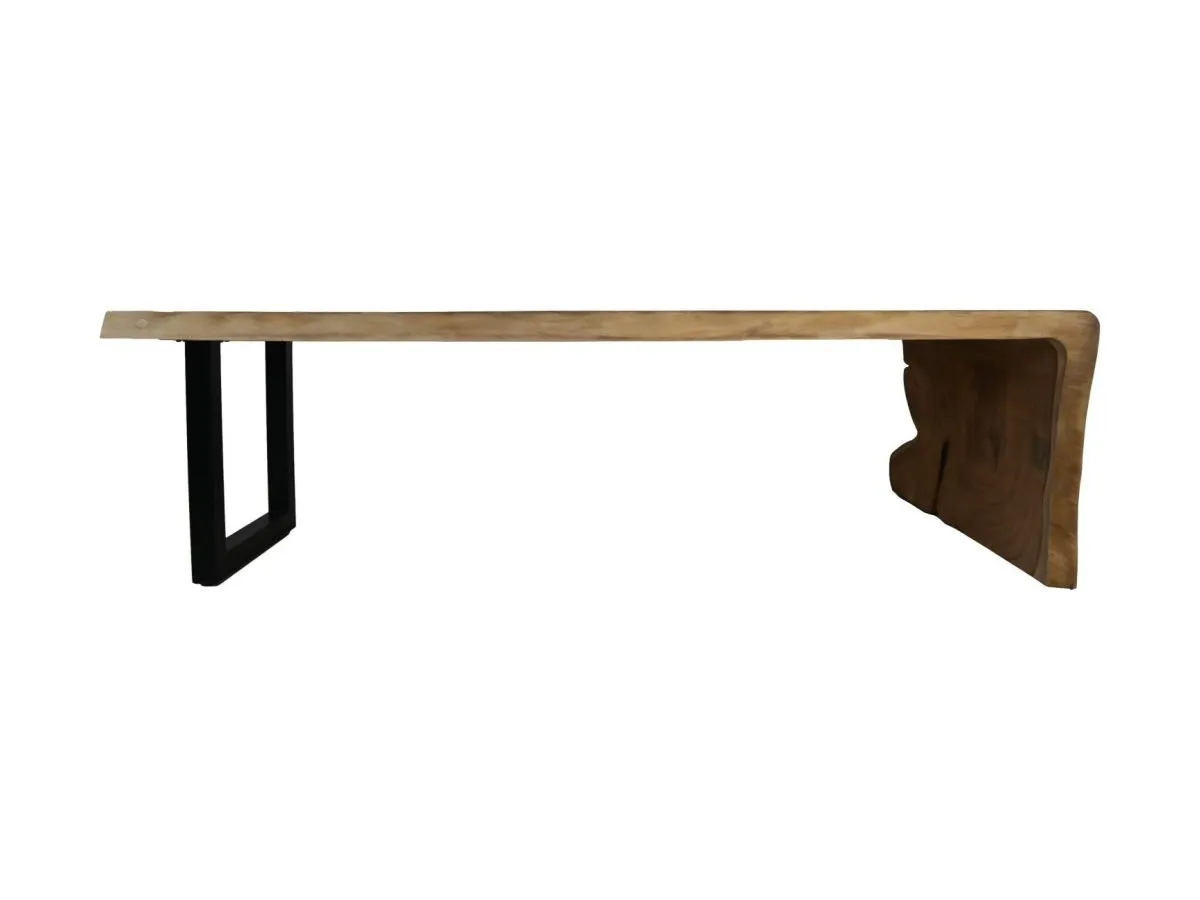 Een minimalistische houten bank met een natuurlijk randontwerp, met een plat rechthoekig houten blad en twee stevige, zwarte rechthoekige metalen poten. De bank is geïsoleerd tegen een effen witte achtergrond.